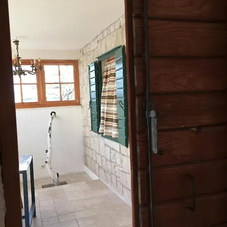 Stonehouse Frida * Τρογκίρ